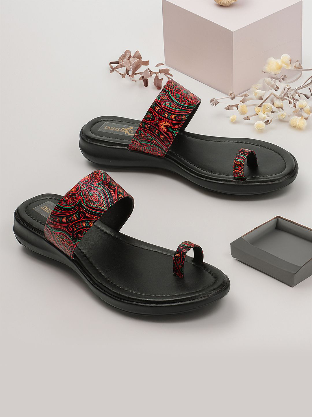 TWINSSHOE Women Printed One Toe Flats