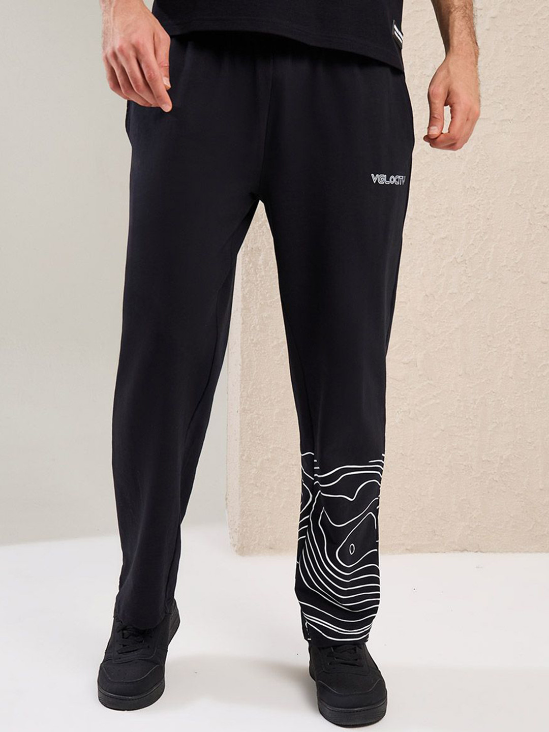 Styli Men Dune Runner Placement Print Relaxed Fit Jogger