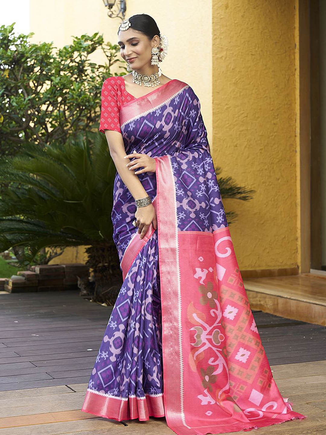 HERE&NOW WOMEN PURE CREPE DIGITAL PATOLA PRINTED SAREE WITH ZARI BORDER IKAT SAREE