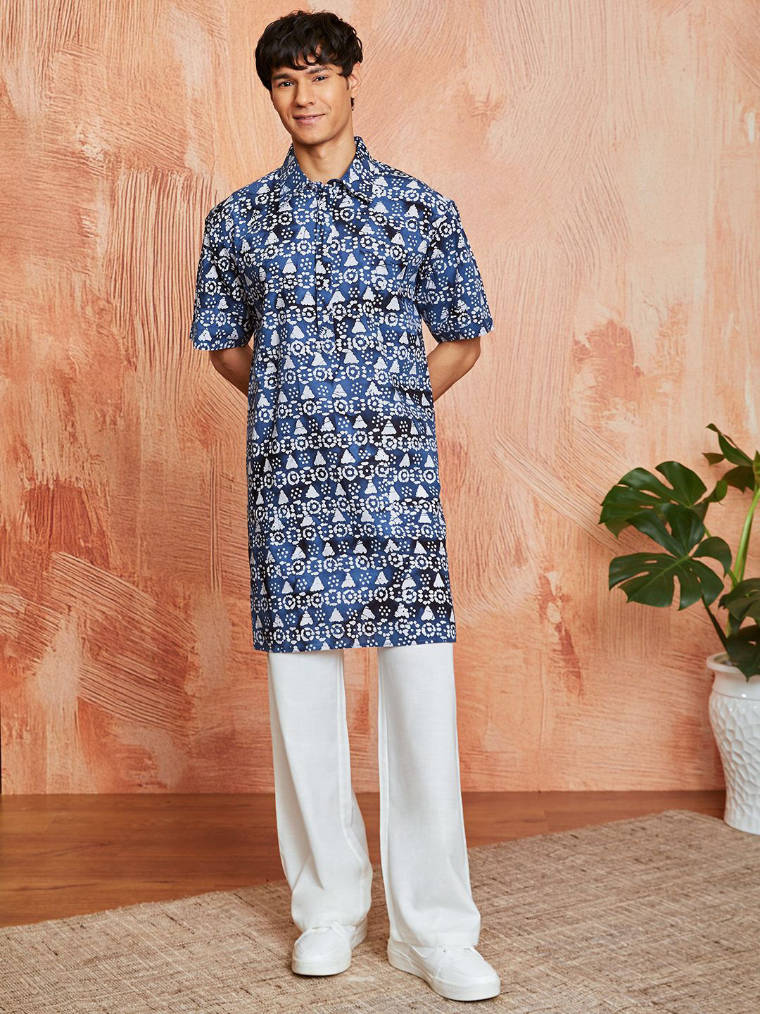 VASTRAMAY Geometric Batik Printed Shirt Collar Straight Kurta with Trousers