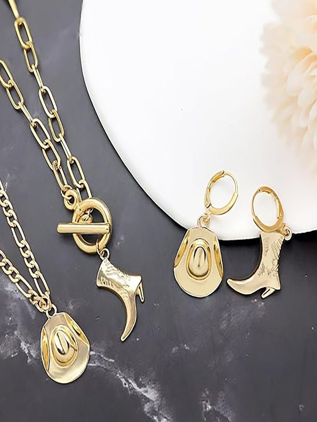 RechicGu Gold-Plated Stone Studded Jewellery Set