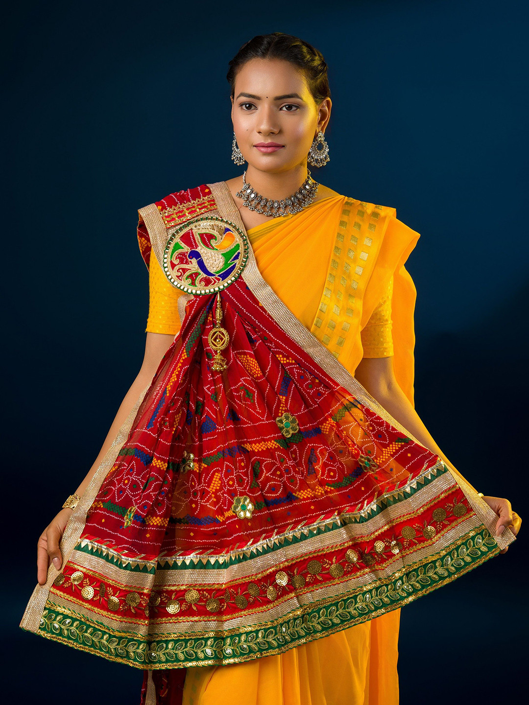 KCPC BANDHANI Embroidered Bandhani Dupatta with Sequinned