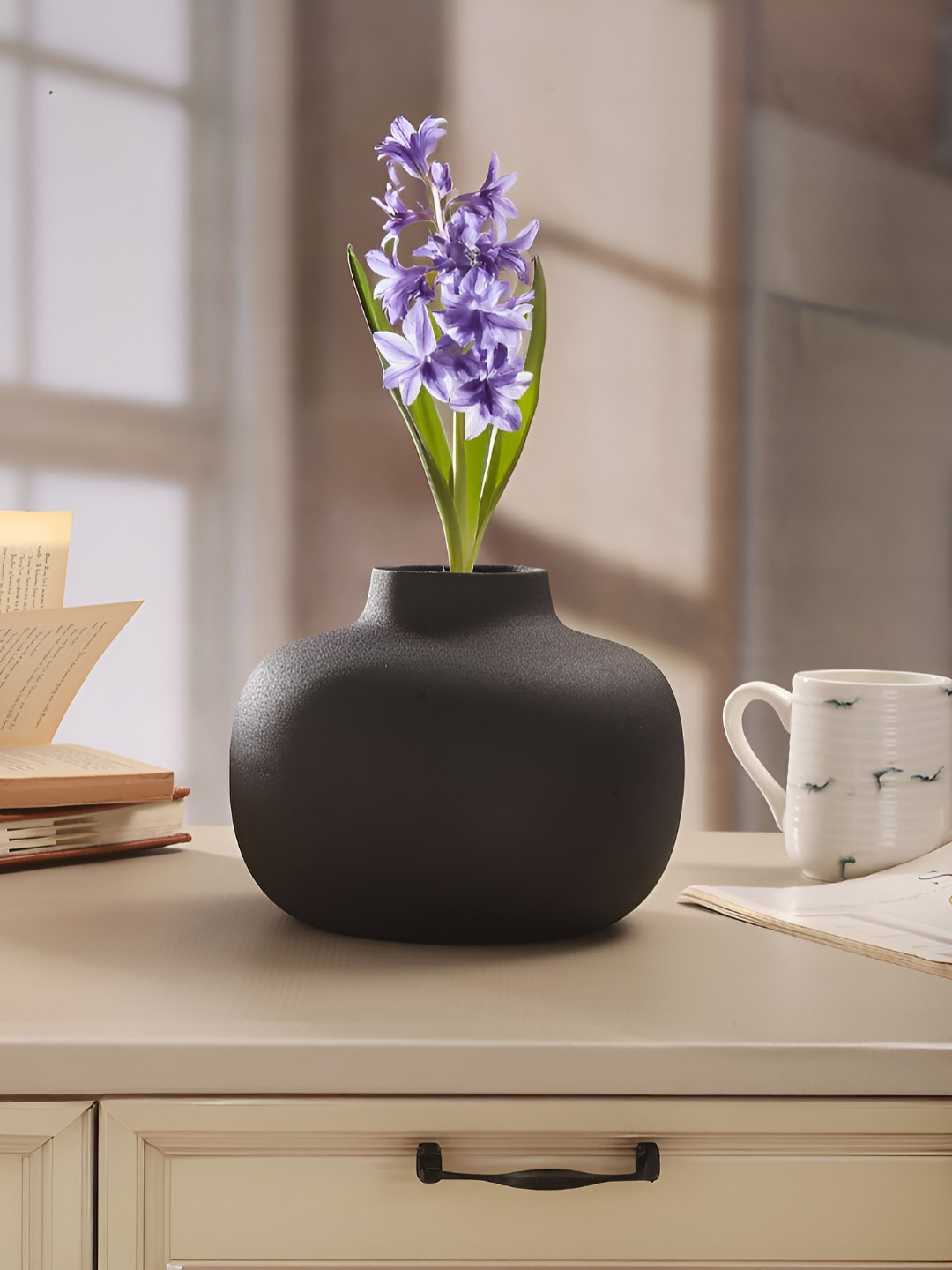 Homspurts Opulent Curve Black Metal Flower Vase