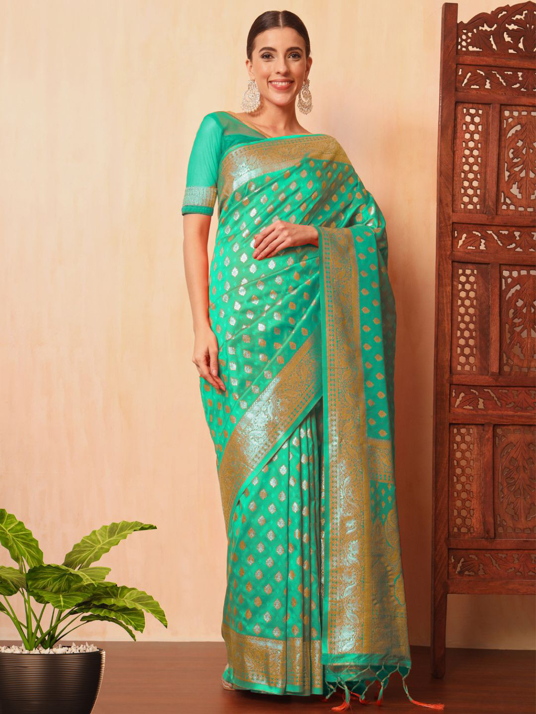 Chhabra 555 Resham & Zari Woven Traditional Silk Banarasi Saree with Ethnic ambi Motifs