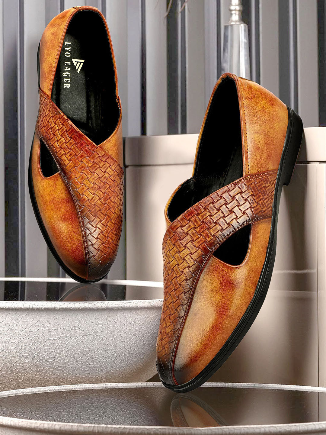 Buxton Men Textured Shoe-Style Sandals