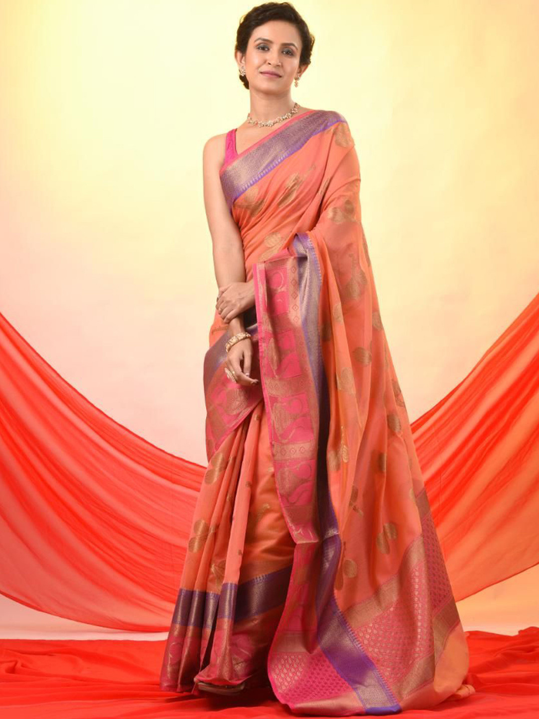 VIBHAVARI Woven Design Zari Saree With Traditional Border & Golden Zari
