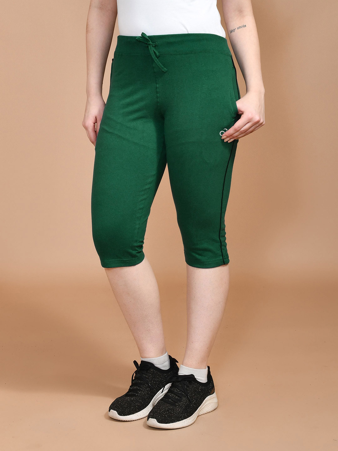 SKYKNIT Women Mid-Rise Slim Fit Capris