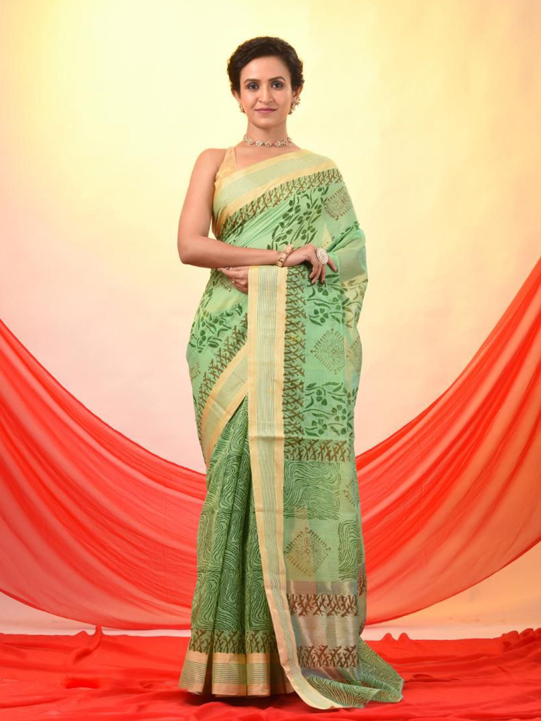 VIBHAVARI Ethnic Motifs Saree with cream beige border