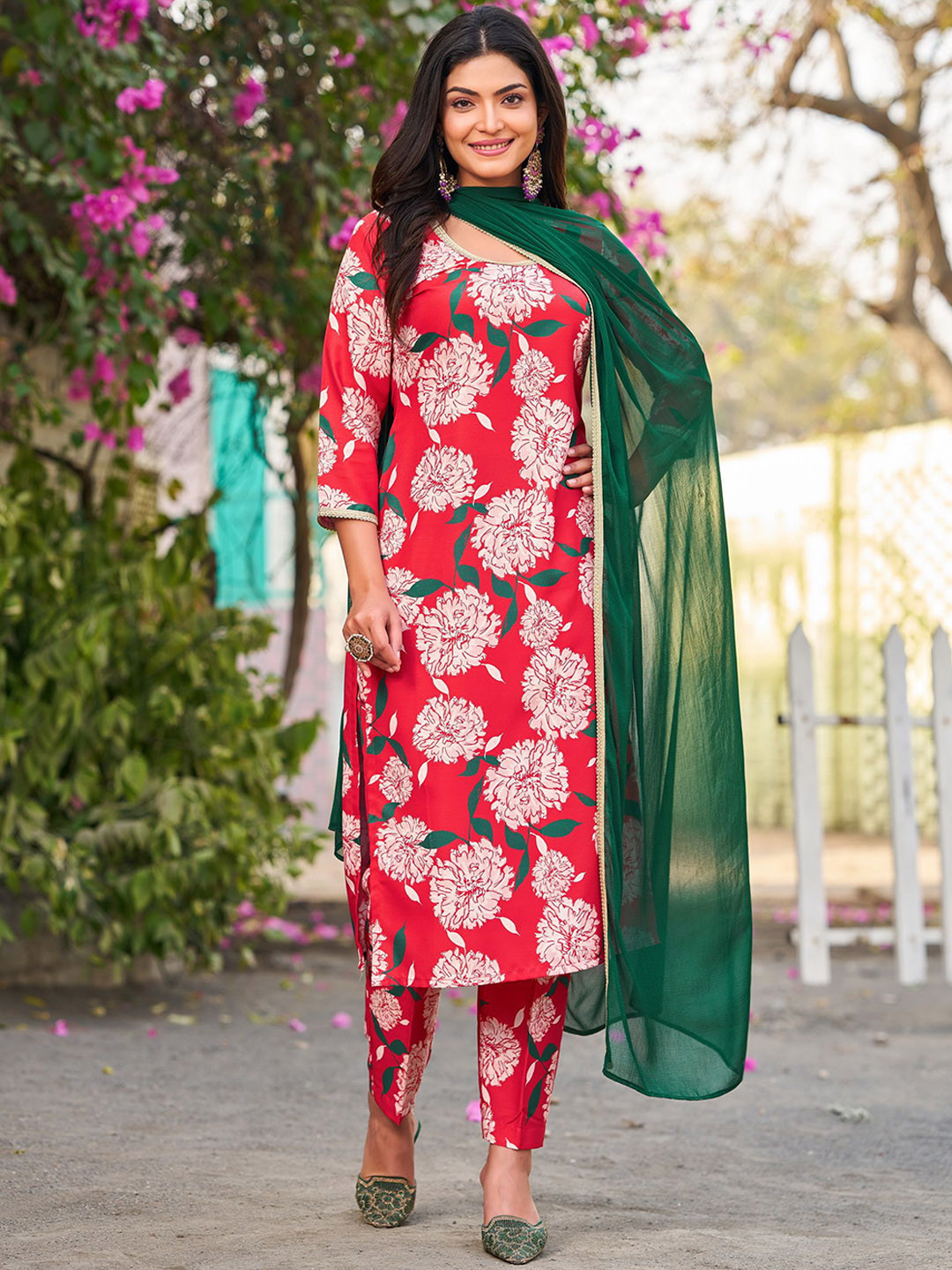VIBE VISION Floral Printed Round Neck Straight Kurta With Trousers And Dupatta