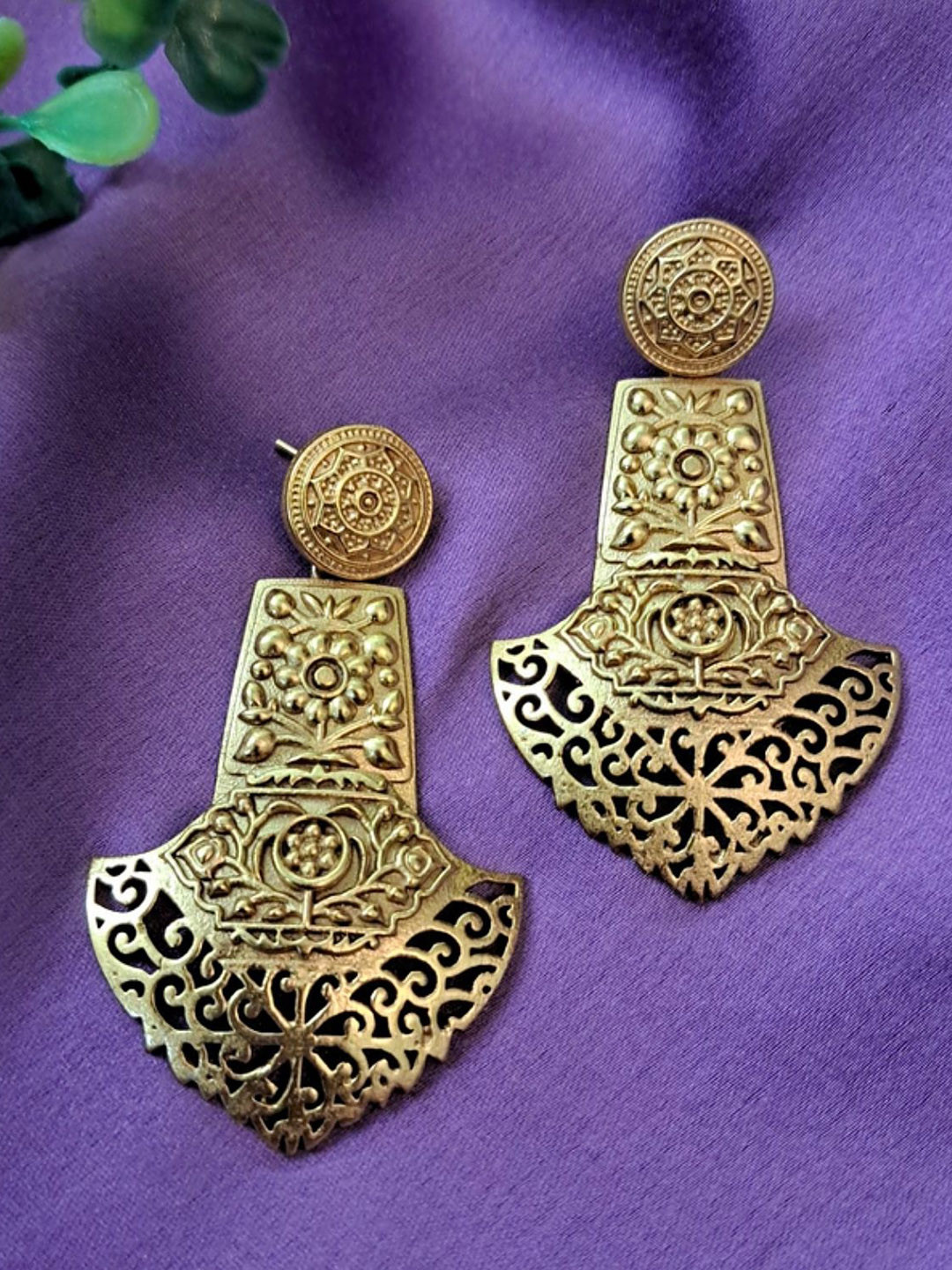 Ekanibymonashstudio Gold-Plated Embossed Contemporary Drop Earrings