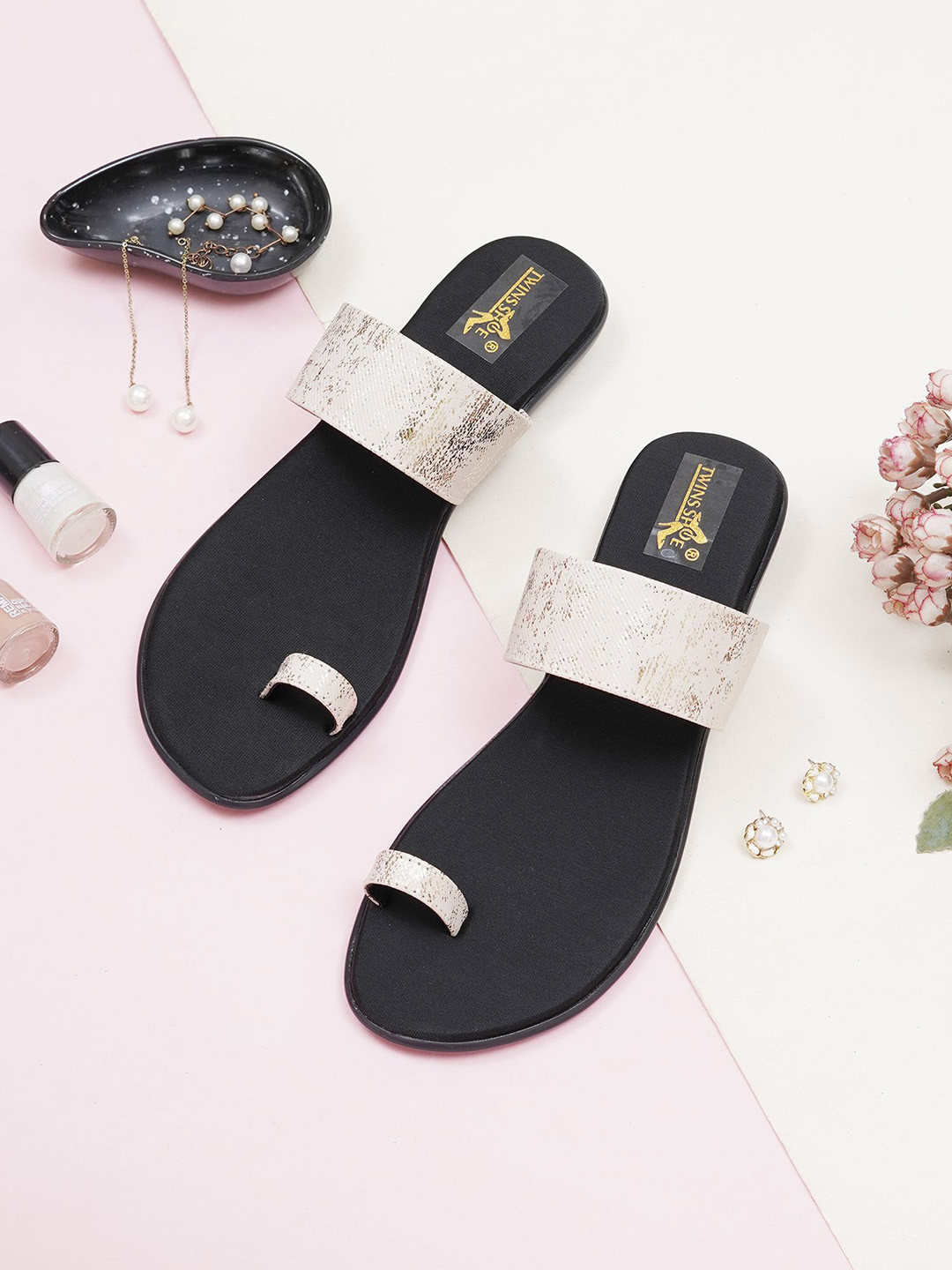 TWINSSHOE Women One Toe Flats