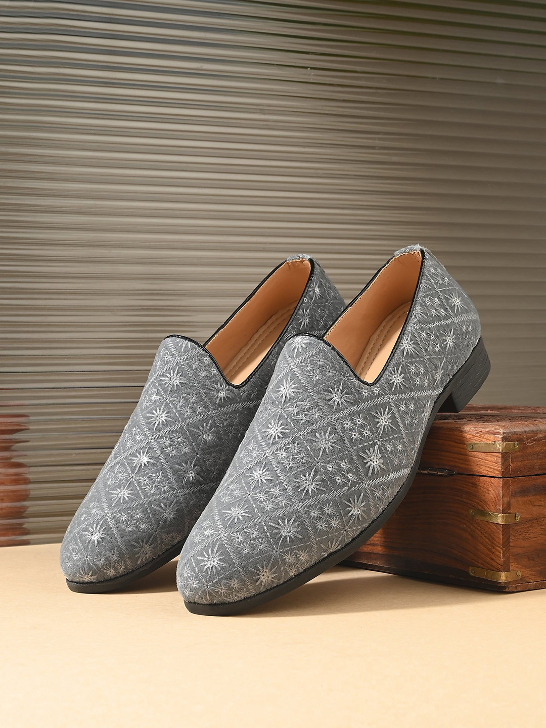 FOOTLOOSE Men Party Wear Embellished Mojaris