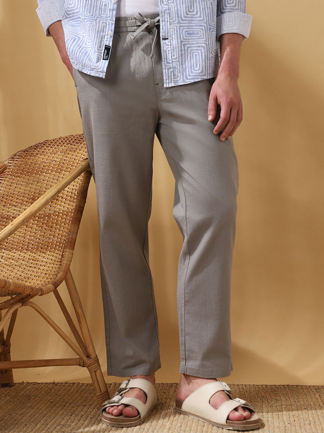 Men's Solid Straight Fit Pleated Trousers