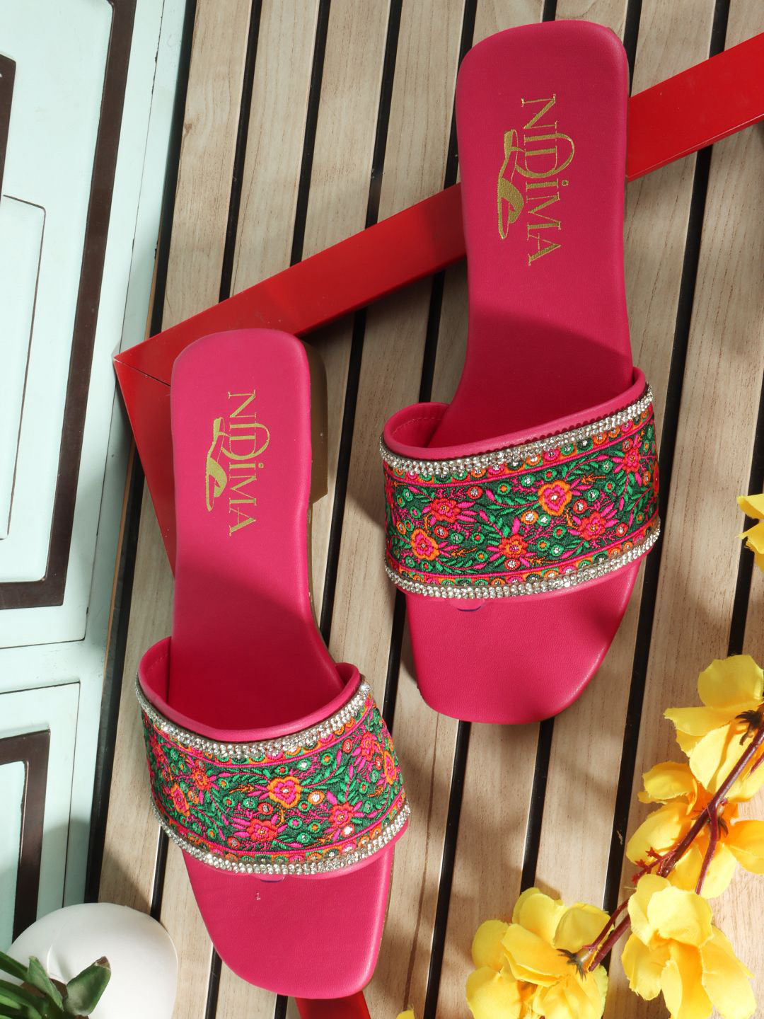 Nidima Women Embellished Embroidered Ethnic Open Toe Flats