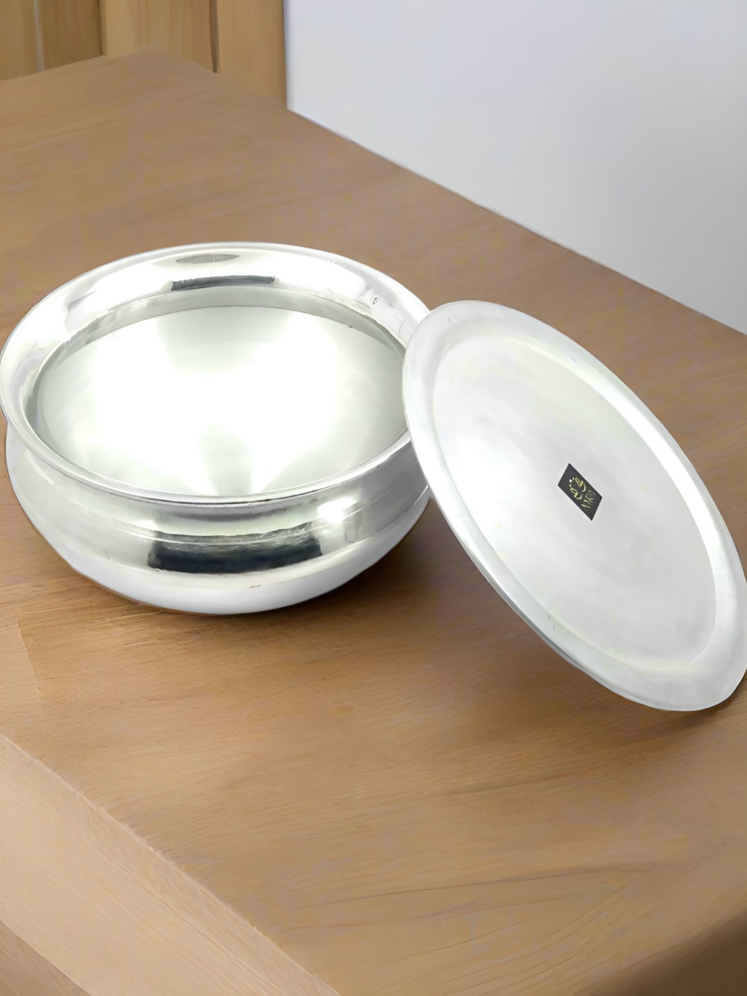 Nyra Kitchenware Silver-Toned Dishwasher Safe Aluminium Cooking Handi With Lid