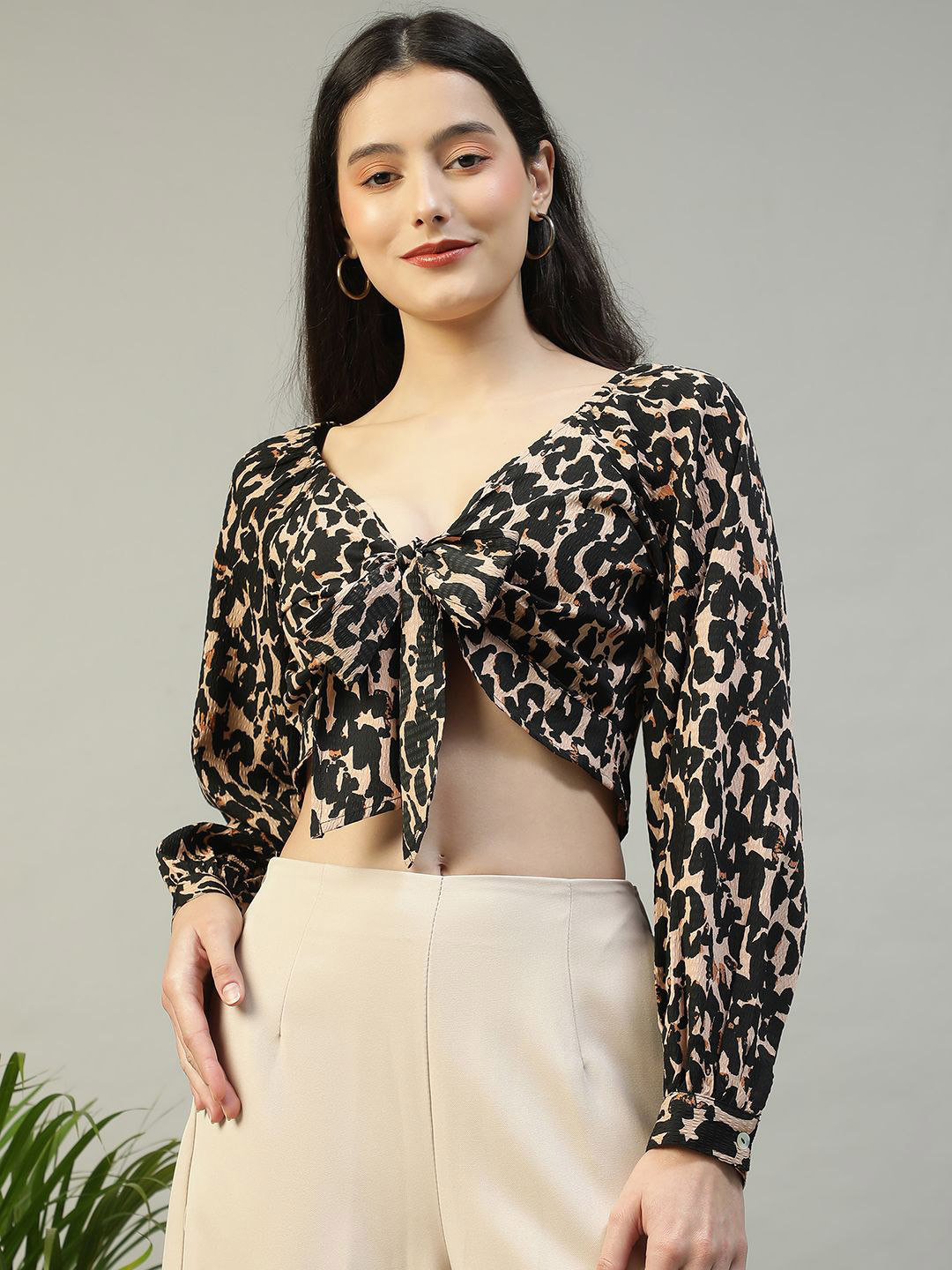 Oxolloxo Women Animal Print V-Neck Tie-knotted Dobby Meld Crop Top