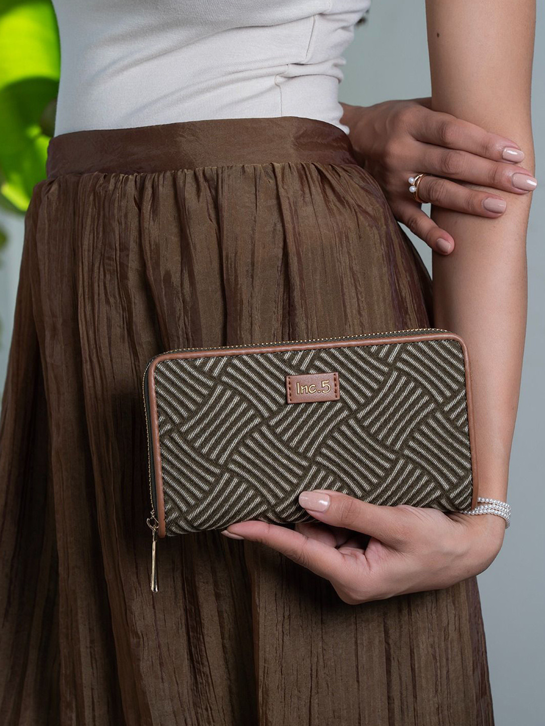 Inc 5 Women Geometric Textured Card Holder With Zip Lock