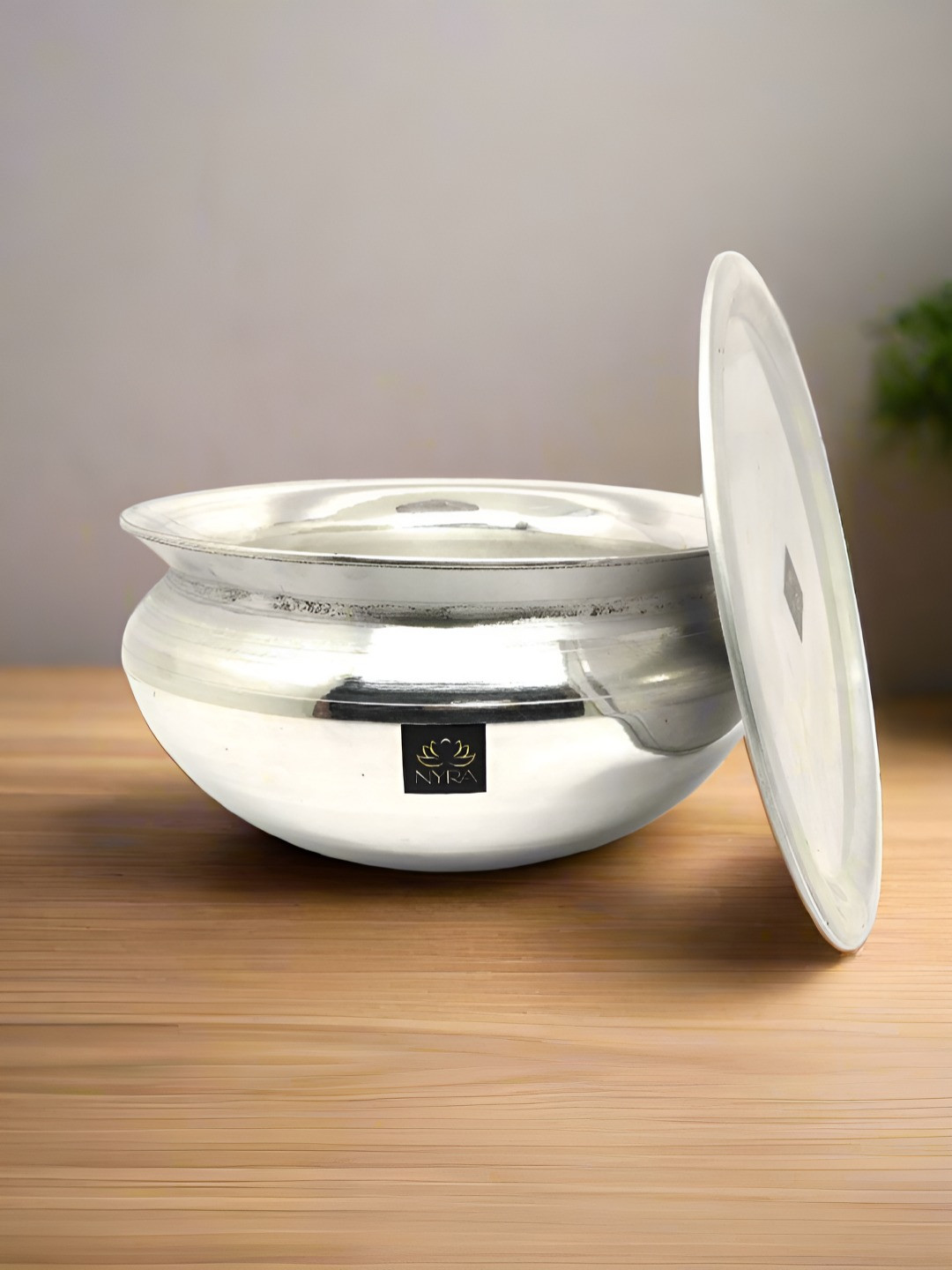 Nyra Kitchenware Silver-Toned Dishwasher Safe Aluminium Cooking Handi With Lid