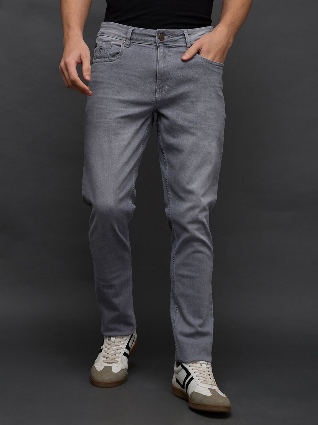 GIORDANO Men Mid-Rise Clean Slim Fit Light Fade Stretchable Jeans