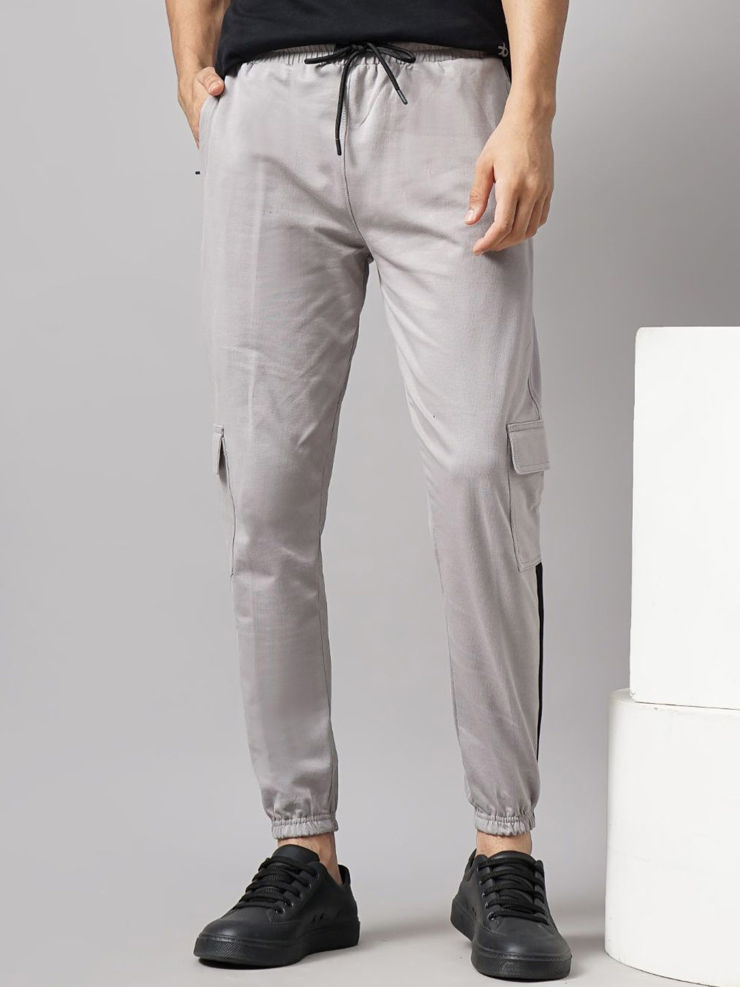THE BEETEL HOUSE Men Relaxed Tapered Fit Cargos Trousers