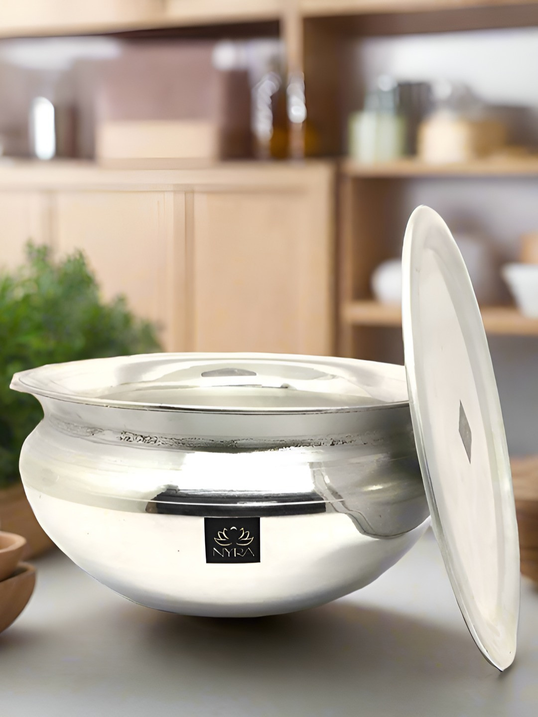 Nyra Kitchenware Silver-Toned Dishwasher Safe Aluminium Cooking Handi With Lid