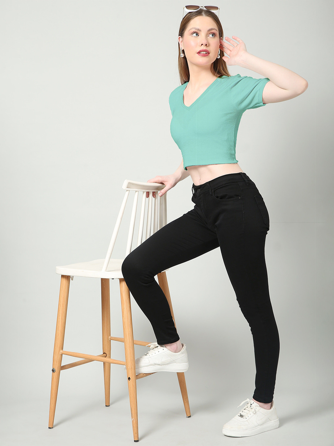 HEAST Solid V-Neck Short Sleeves Crop Top