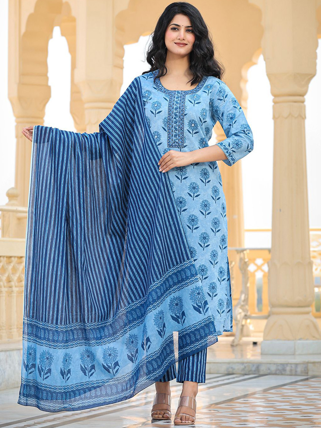AARDRAA Women Floral Printed Regular Pure Cotton Kurta with Trousers & With Dupatta
