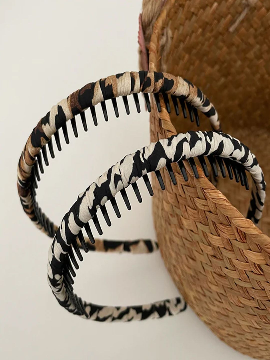 LYKAA Set of 1 Brown Stylish Animal Print Headband With Non-slip teeth comb