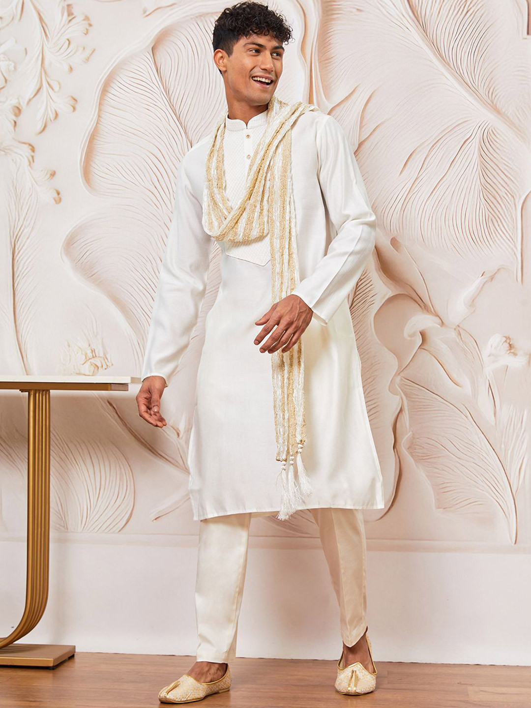 VASTRAMAY Men Crinkled Texture Dupatta