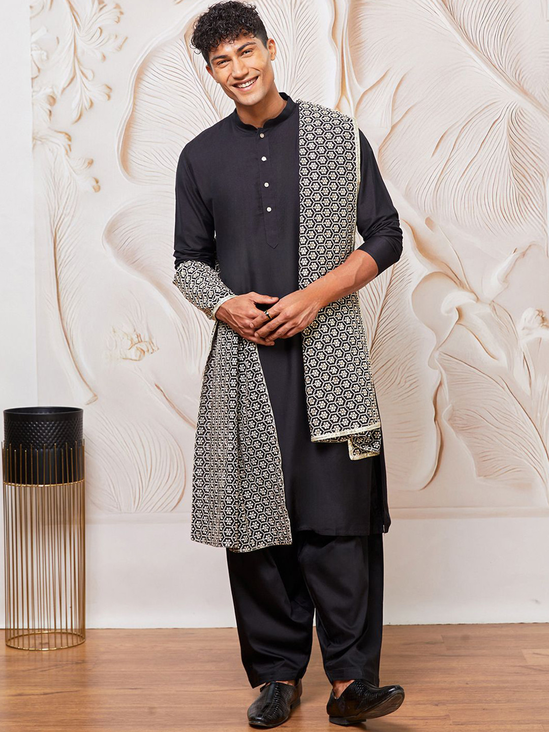 VASTRAMAY Men Floral Embroidered Sequinned Dupatta