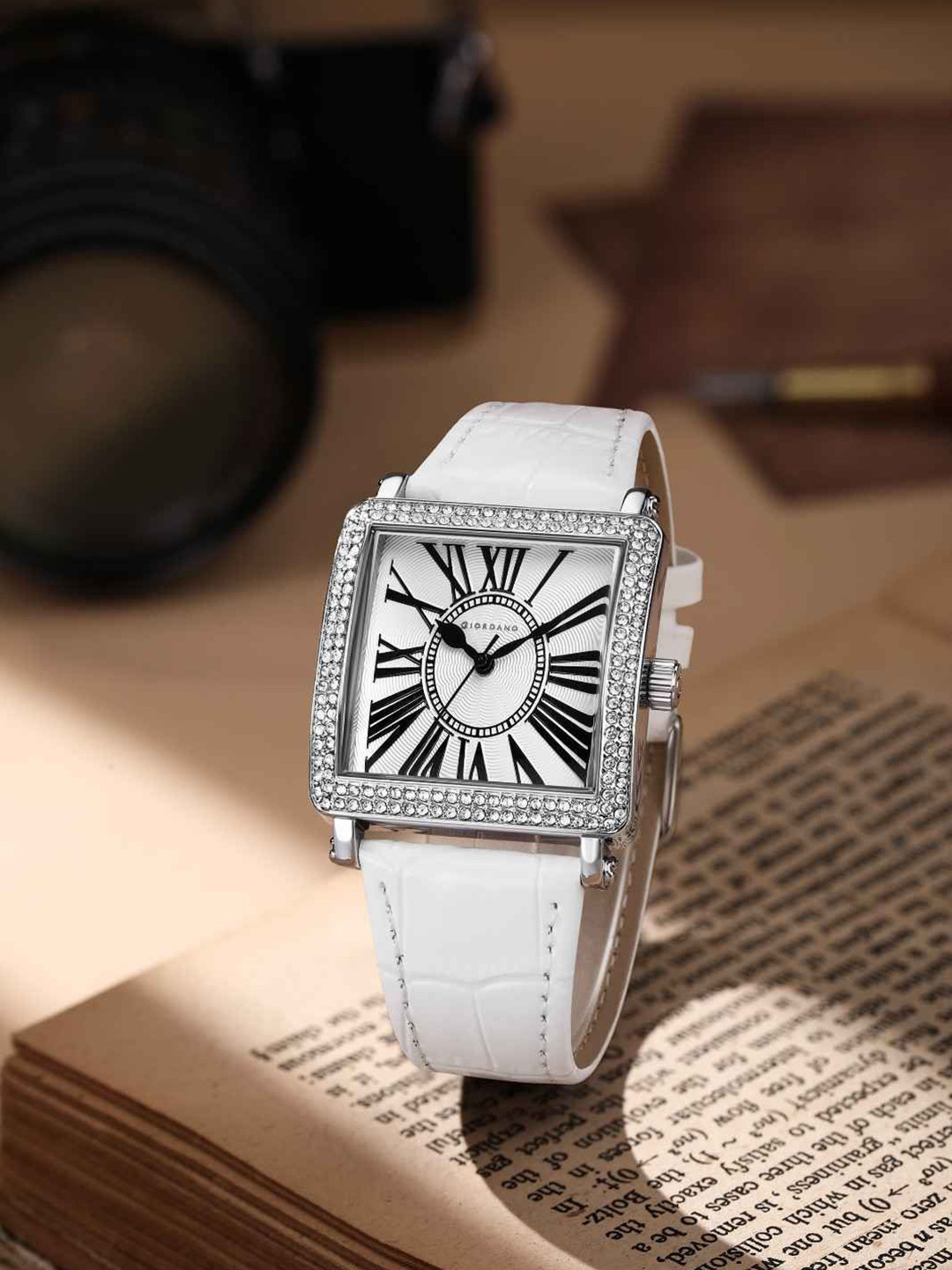 GIORDANO Women Embellished Dial & Leather Straps Analogue Watch GZ-60091-02