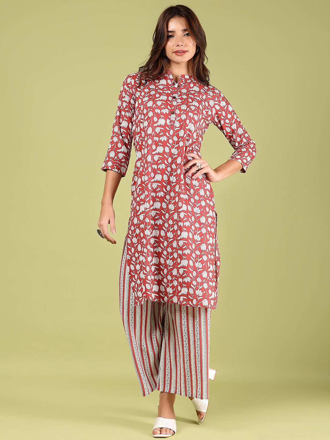 V-Mart Floral Printed Mandarin Collar Straight Kurta With Trousers