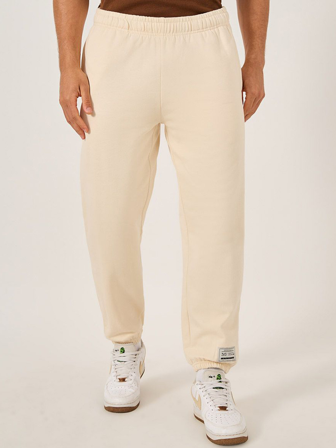 Styli Men Pure Cotton Fleece Zipper Pocket Relaxed Badge Joggers