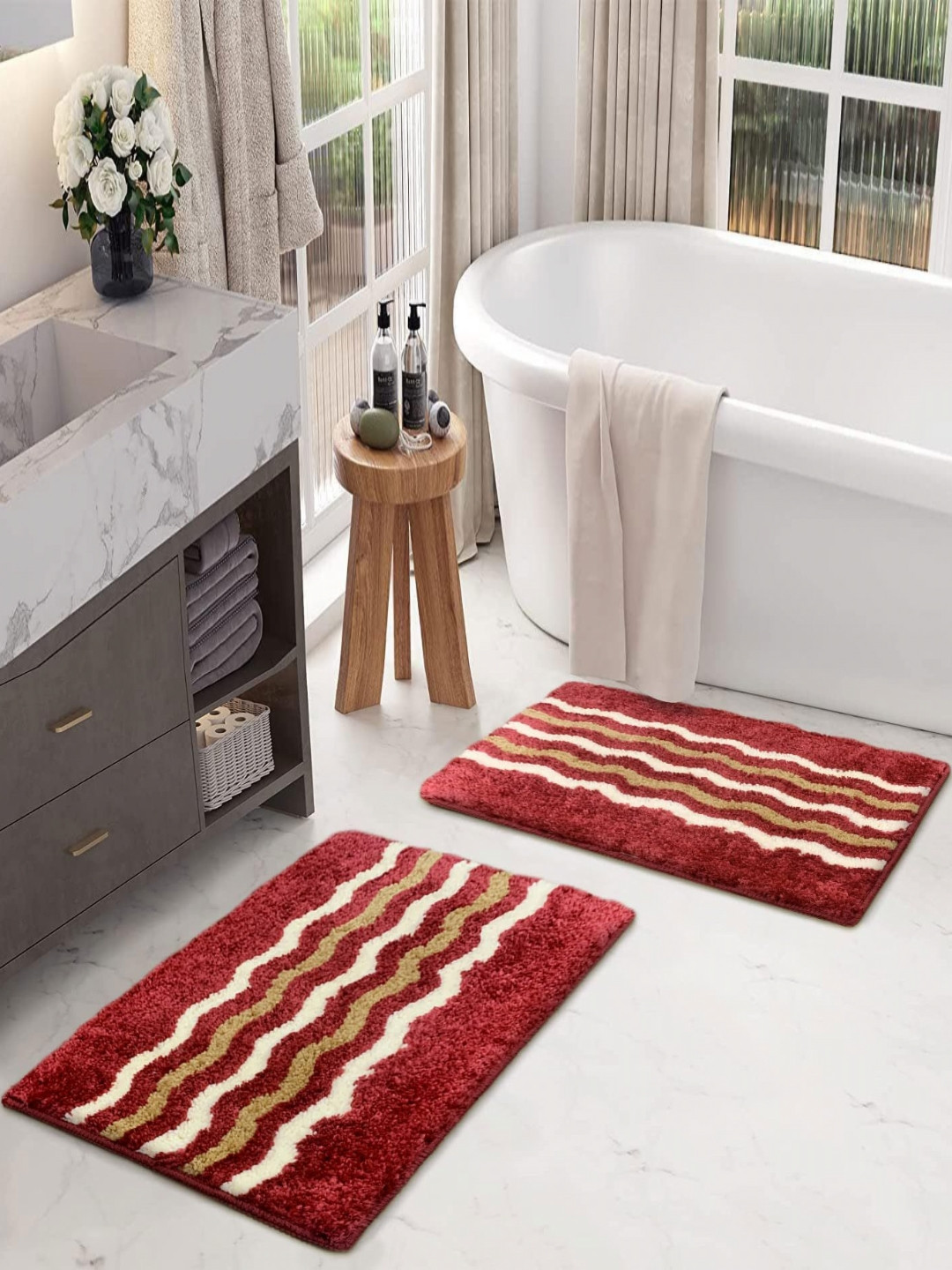 LUXEHOME INTERNATIONAL Birmingham Red & White 2 Pieces Microfibre Anti Skid Bath Rugs
