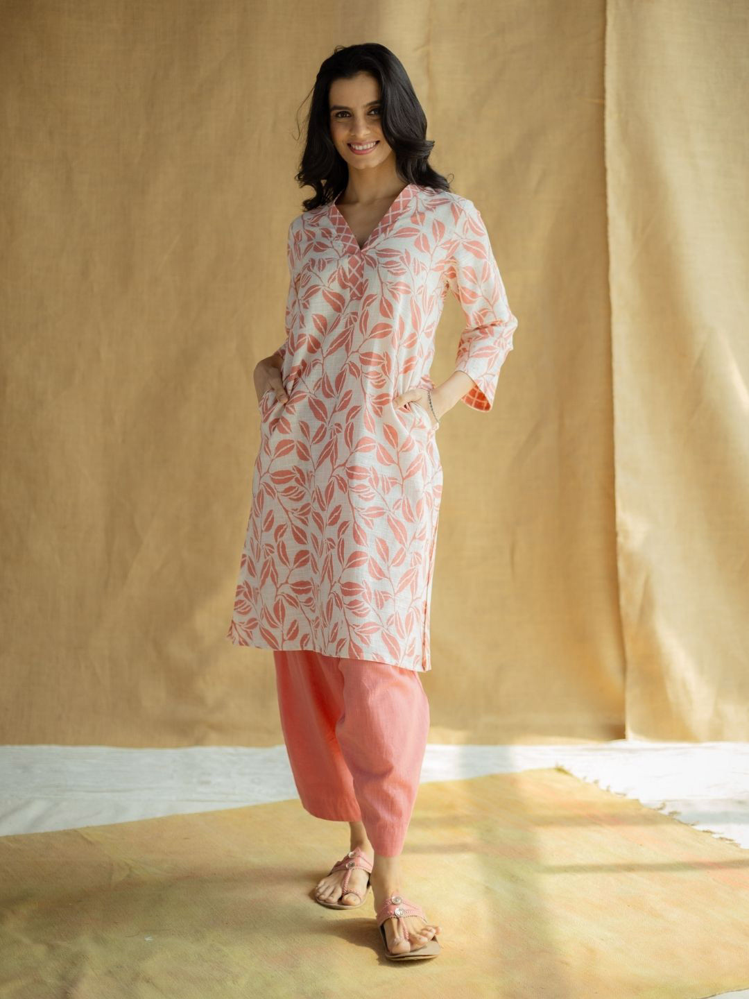 THE INDIAN ETHNIC CO Floral Printed Coral Straight Slub Cotton Kurta