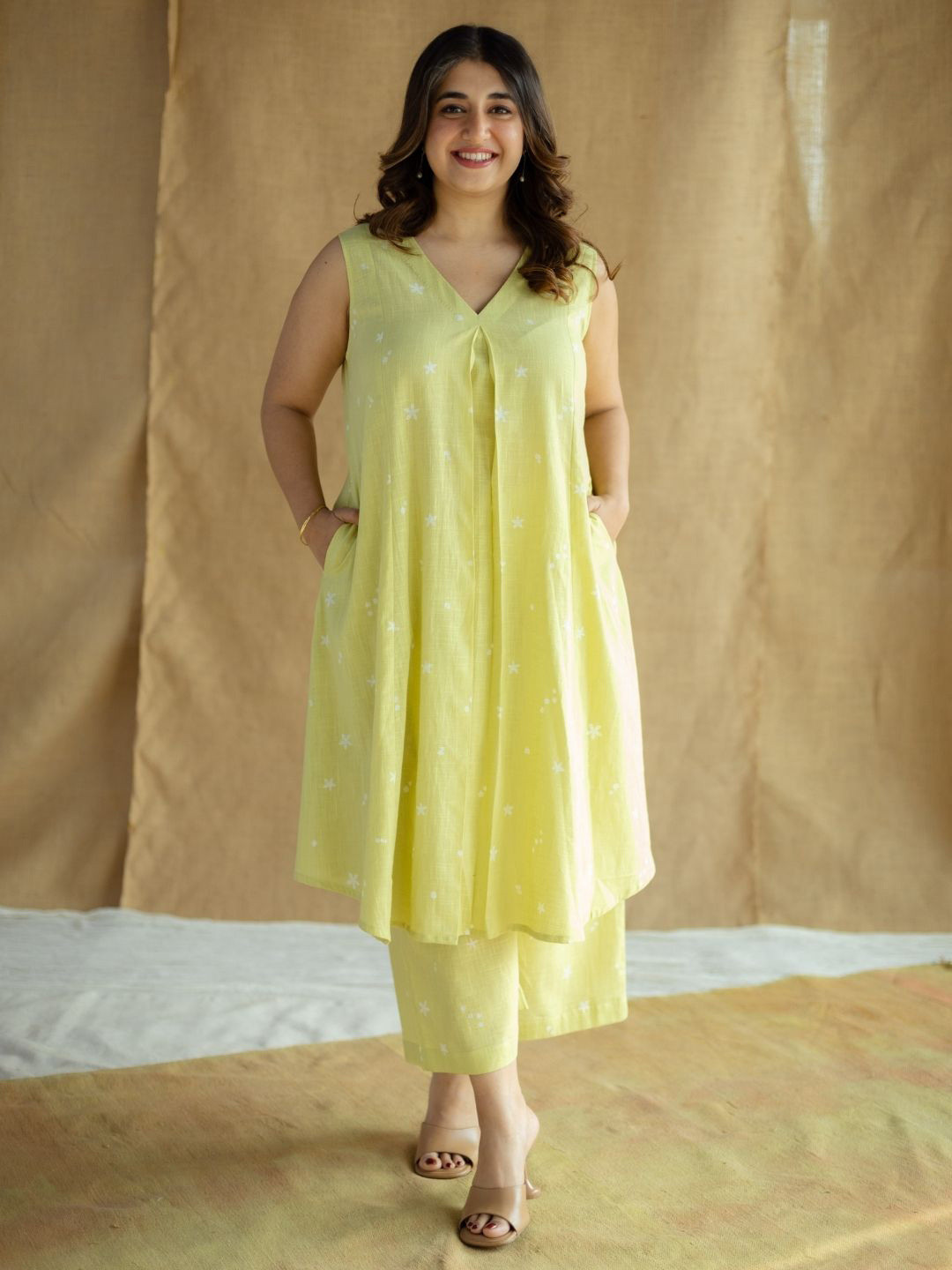 THE INDIAN ETHNIC CO Lime Green Floral Printed Sleeveless A-Line Slub Cotton Kurta