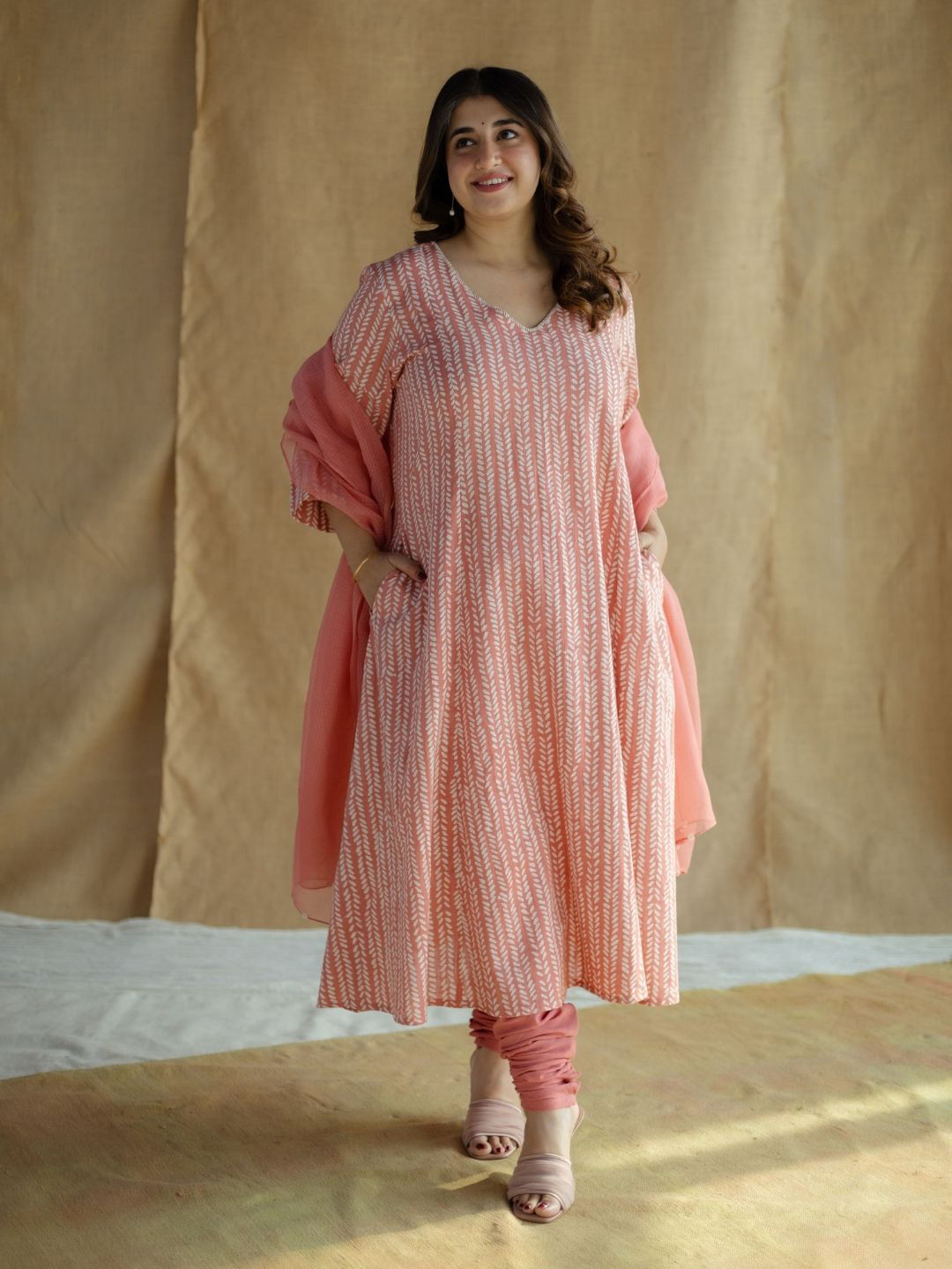 THE INDIAN ETHNIC CO Floral Printed Cotton V-Neck Thread Work Kali Kurta