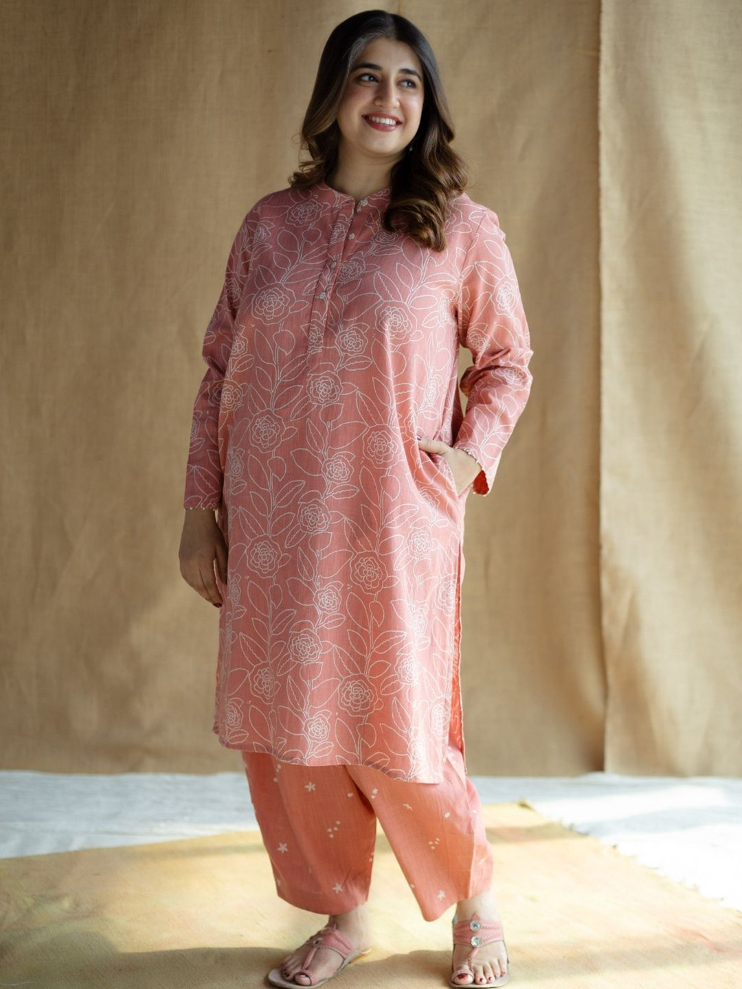 THE INDIAN ETHNIC CO Band Collar Coral Slub Cotton Embroidered Kurta