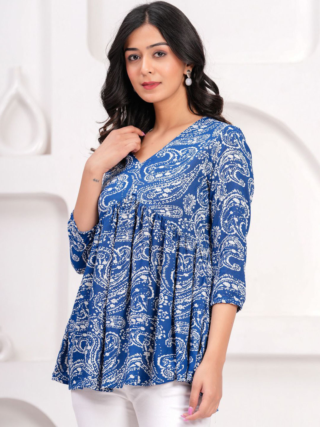 Sarai Women Blue Paisley Print V-Neck Top