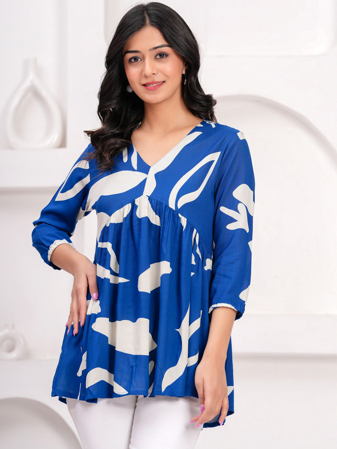 Sarai Women Abstract Print V-Neck Top