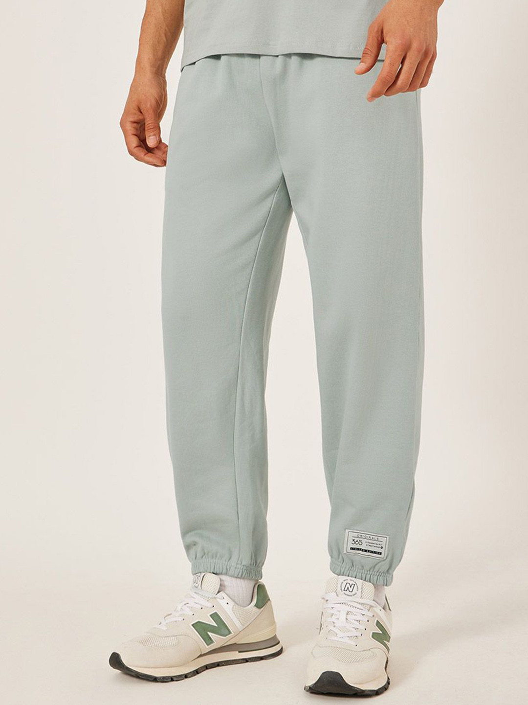 Styli Men Fleece Zipper Pocket Relaxed Badge Jogger