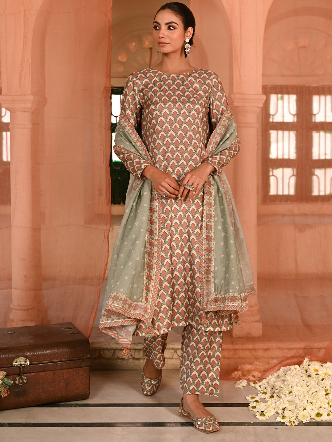 Baise Gaba Floral Printed Boat Neck Straight Kurta With Trousers And Dupatta