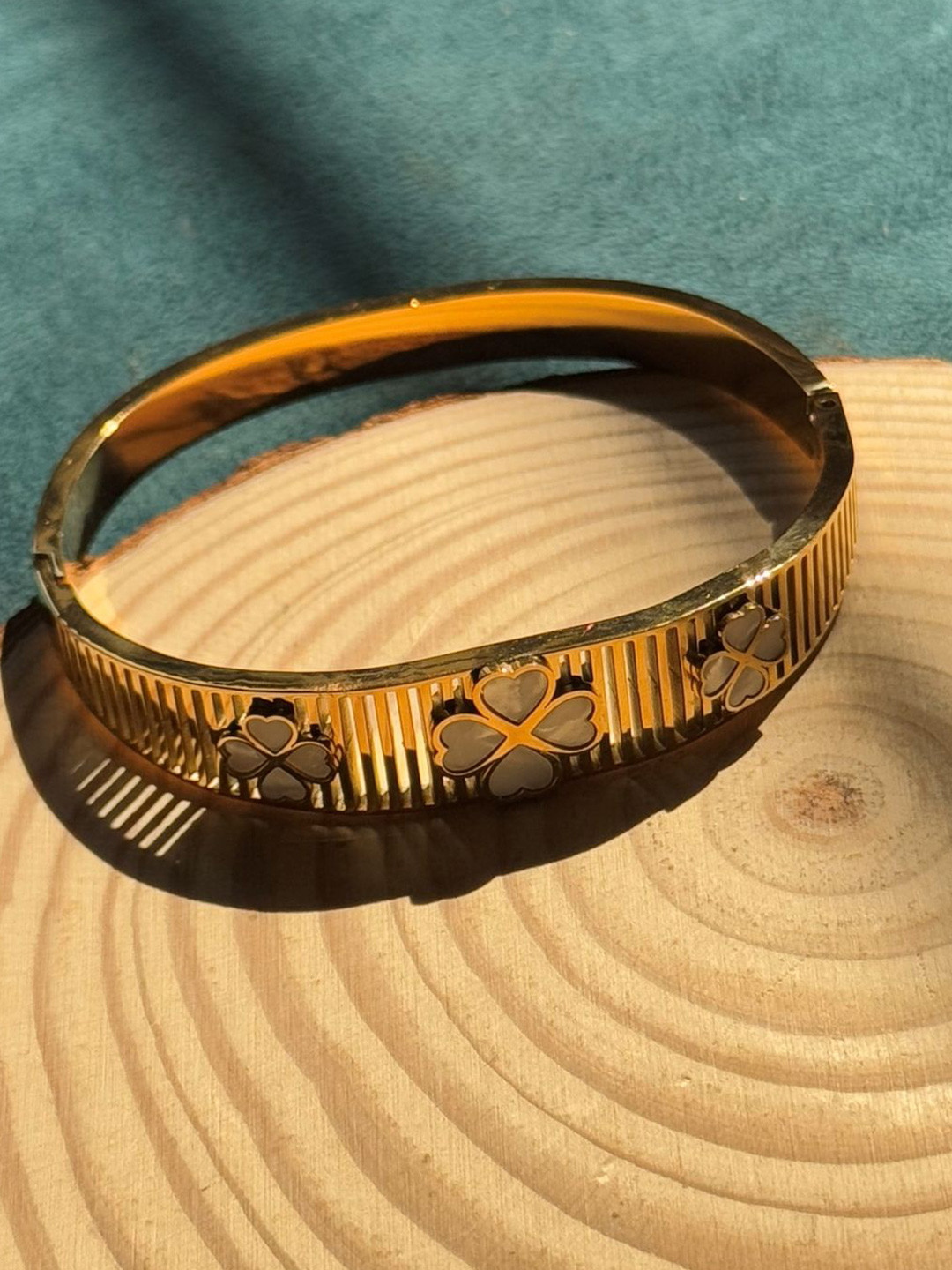 The Jewellery Tale Gold-Plated 3 Flower Artificial Stones Studded Bangle-Style Bracelet