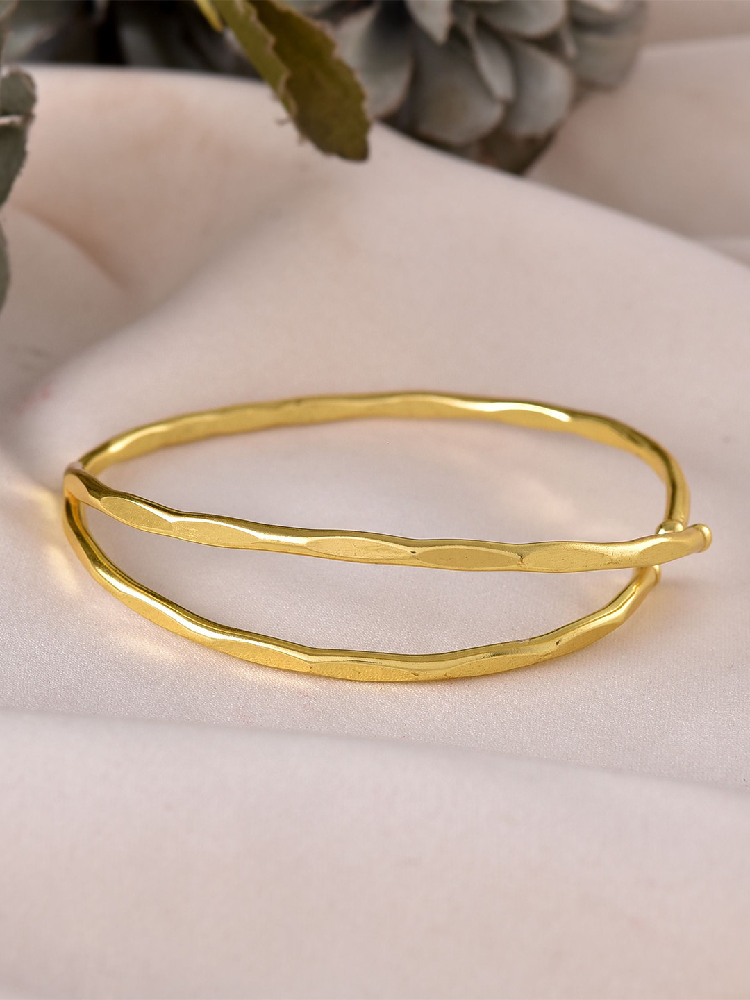 VOJ Elegent Stainless Steel Gold-Plated Bangle-Style Bracelet