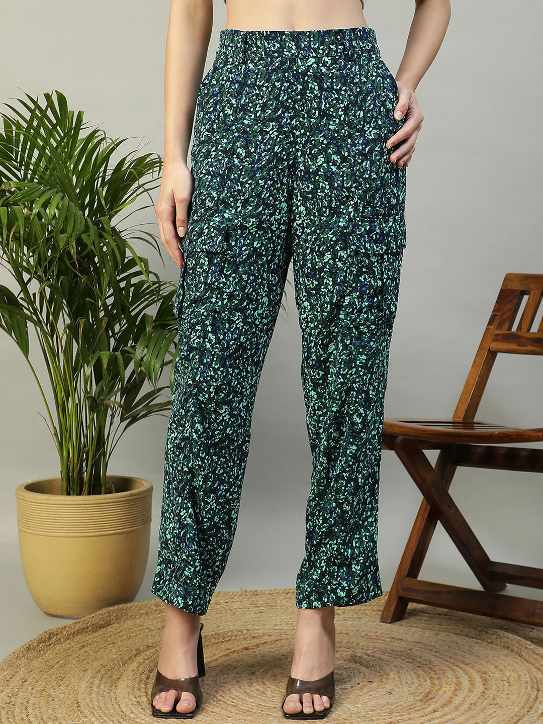 Oxolloxo Women Floral Print Elasticated Crargo Style Pant With Side Pockets