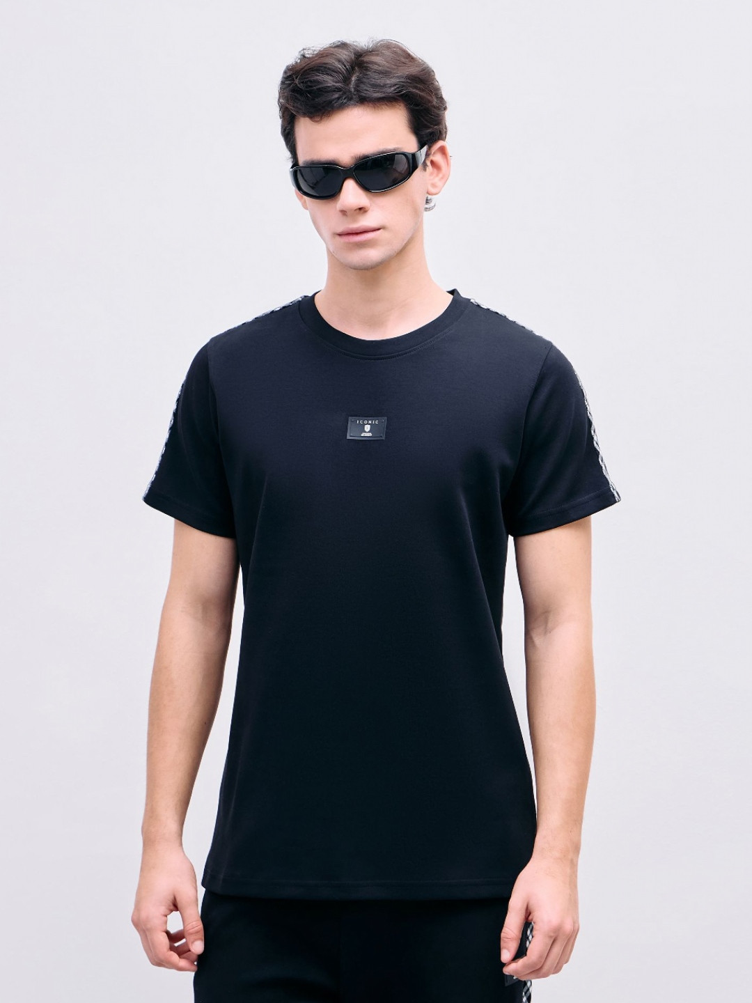 Iconic Men Black Solid Crew Neck Short Sleeves T-Shirt