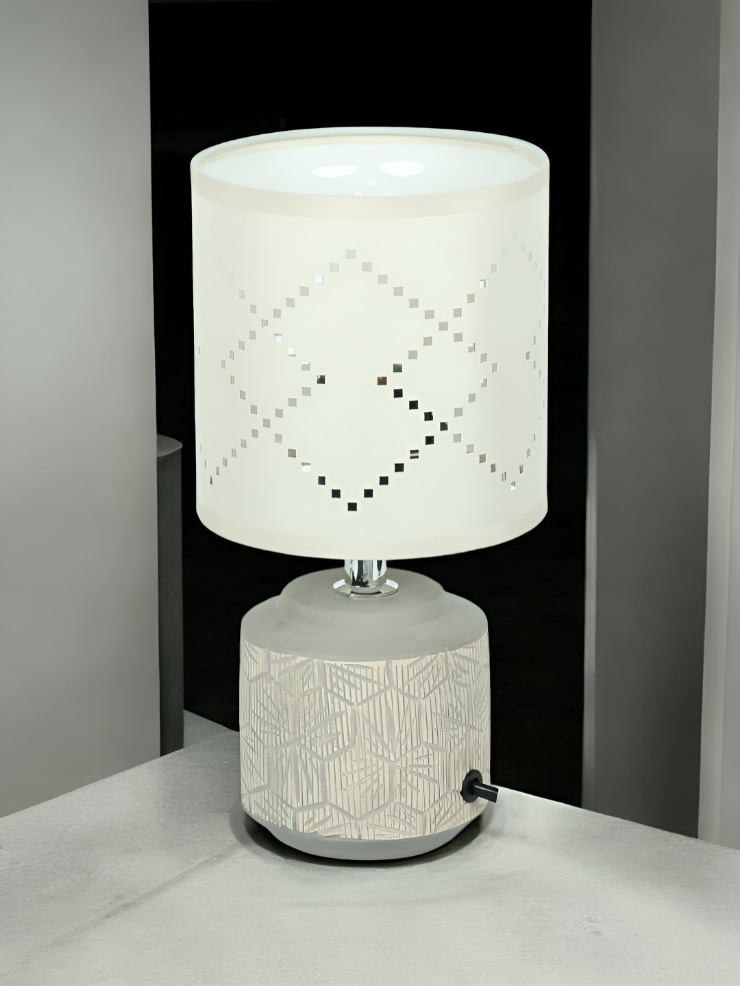 TAYHAA White Textured Ceramic Traditional Cylindrical Shaped Table Lamp