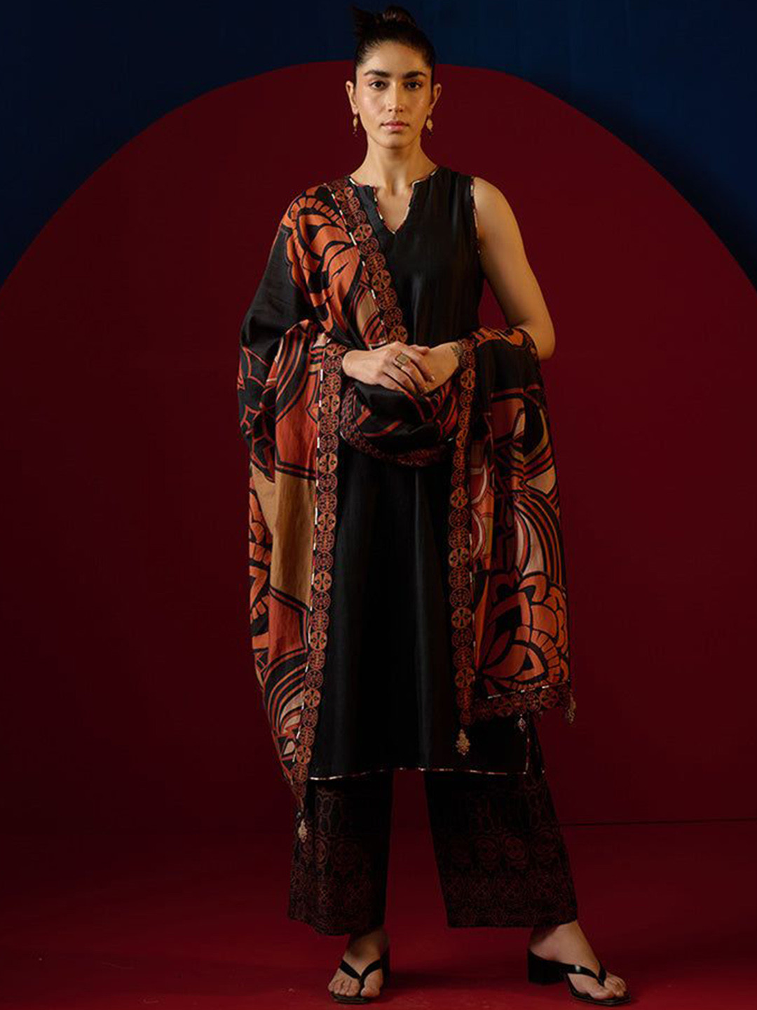 SAUNDH Raya Notch Neck Sleeveless Chanderi Silk Straight Kurta With Trouser And Dupatta