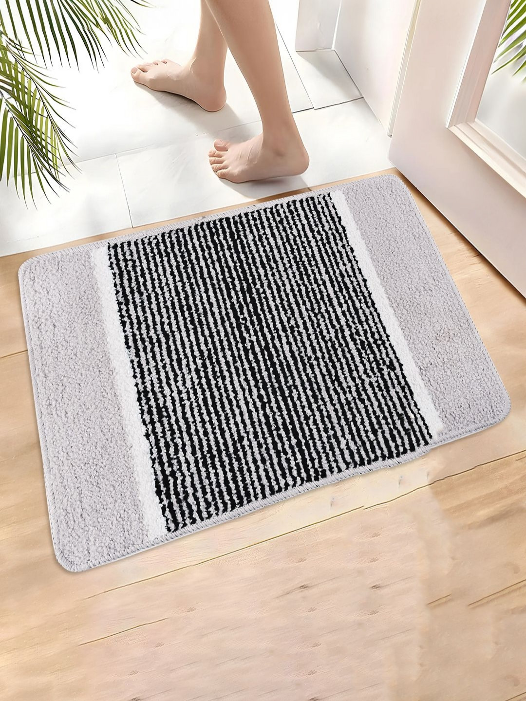Aura Grey & White 16x24 Inch Anti-Skid Water-Absorbent Door Mat