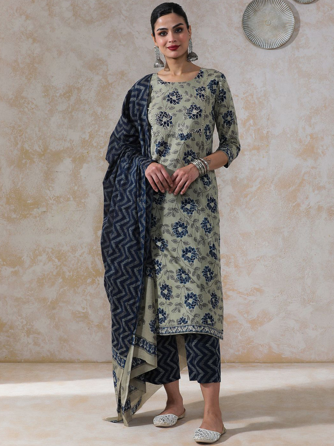 Moara Women Floral Embroidered Regular Thread Work Pure Cotton Kurta with Trousers & With Dupatta